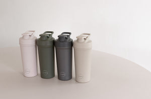 AYA&IDA - Shaker Bottle - Dark Grey - 750ML (Den lille bold, til at mixe proteinpulveret med, medfølger)