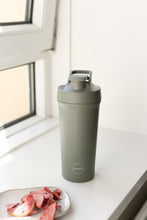 Indlæs billede til gallerivisning AYA&amp;IDA - Shaker Bottle - Tropical Green - 750ML (Den lille bold, til at mixe proteinpulveret med, medfølger)
