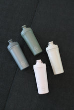 Indlæs billede til gallerivisning AYA&amp;IDA - Shaker Bottle - Cream Beige - 750ML (Den lille bold, til at mixe proteinpulveret med, medfølger)
