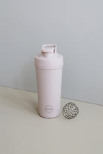 Indlæs billede til gallerivisning AYA&amp;IDA - Shaker Bottle - Soft Rose - 750ML (Den lille bold, til at mixe proteinpulveret med, medfølger)
