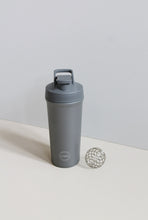 Indlæs billede til gallerivisning AYA&amp;IDA - Shaker Bottle - Dark Grey - 750ML (Den lille bold, til at mixe proteinpulveret med, medfølger)
