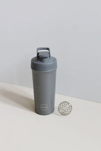 AYA&IDA - Shaker Bottle - Dark Grey - 750ML (Den lille bold, til at mixe proteinpulveret med, medfølger)