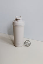 Indlæs billede til gallerivisning AYA&amp;IDA - Shaker Bottle - Cream Beige - 750ML (Den lille bold, til at mixe proteinpulveret med, medfølger)
