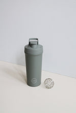 Indlæs billede til gallerivisning AYA&amp;IDA - Shaker Bottle - Tropical Green - 750ML (Den lille bold, til at mixe proteinpulveret med, medfølger)
