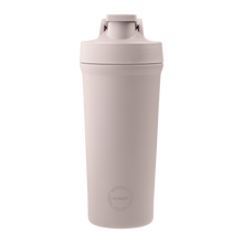 Indlæs billede til gallerivisning AYA&amp;IDA - Shaker Bottle - Soft Rose - 750ML (Den lille bold, til at mixe proteinpulveret med, medfølger)
