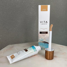 Indlæs billede til gallerivisning VITA LIBERATA - Beauty Blur Skin Tone Optimizer - LIGHTER LIGHT (Farven svarer til tidl. Café cremé) - (3-in-1 primer, tinted moisturiser &amp; foundation) (Copy)
