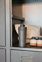 Indlæs billede til gallerivisning AYA&amp;IDA - Shaker Bottle - Dark Grey - 750ML (Den lille bold, til at mixe proteinpulveret med, medfølger)
