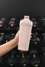 Indlæs billede til gallerivisning AYA&amp;IDA - Shaker Bottle - Soft Rose - 750ML (Den lille bold, til at mixe proteinpulveret med, medfølger)
