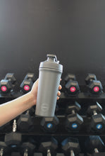 Indlæs billede til gallerivisning AYA&amp;IDA - Shaker Bottle - Dark Grey - 750ML (Den lille bold, til at mixe proteinpulveret med, medfølger)
